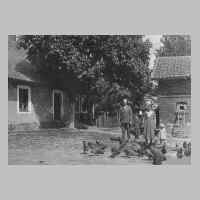 057-0080 Neu Ilischken - Familie Fritz Mueller im Hof ihres Anwesens .JPG